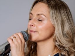 Chantal Will singt live mit einem Handmikrofon Chantal Will singt live mit einem Handmikrofon