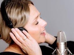 Chantal Will bei einer Gesangsaufnahme im Tonstudio Chantal Will bei einer Gesangsaufnahme im Tonstudio
