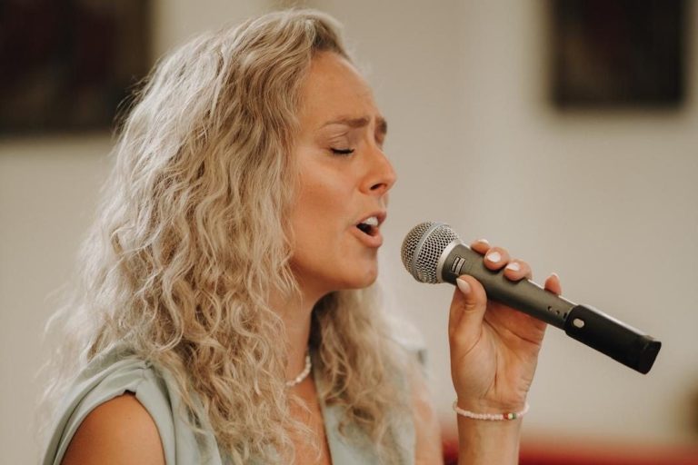 Chantal Will singt bei einer Feier Chantal Will singt bei einer Feier